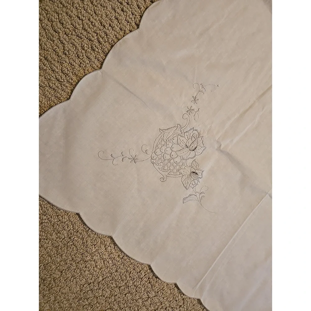 Italian  Embroidered and Cutwork Linen Tablecloth Floral  84